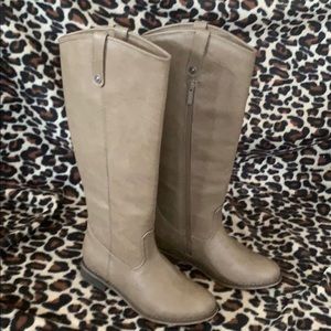 Breckelle’s Taupe Boots